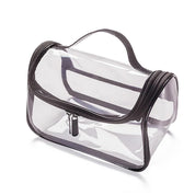 Borsa trasparente da viaggio con cerniera nera, manico superiore, ideale per cosmetici e articoli da toeletta. Design pratico e impermeabile.