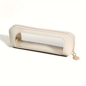 Astuccio trasparente in pelle beige con cerniera dorata, design elegante e moderno, ideale per scuola e ufficio. Accessorio pratico e alla moda.