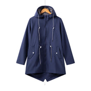 Giacca impermeabile blu scuro con cappuccio, chiusura a zip, coulisse e tasche frontali. Ideale per pioggia, moda outdoor, abbigliamento casual.