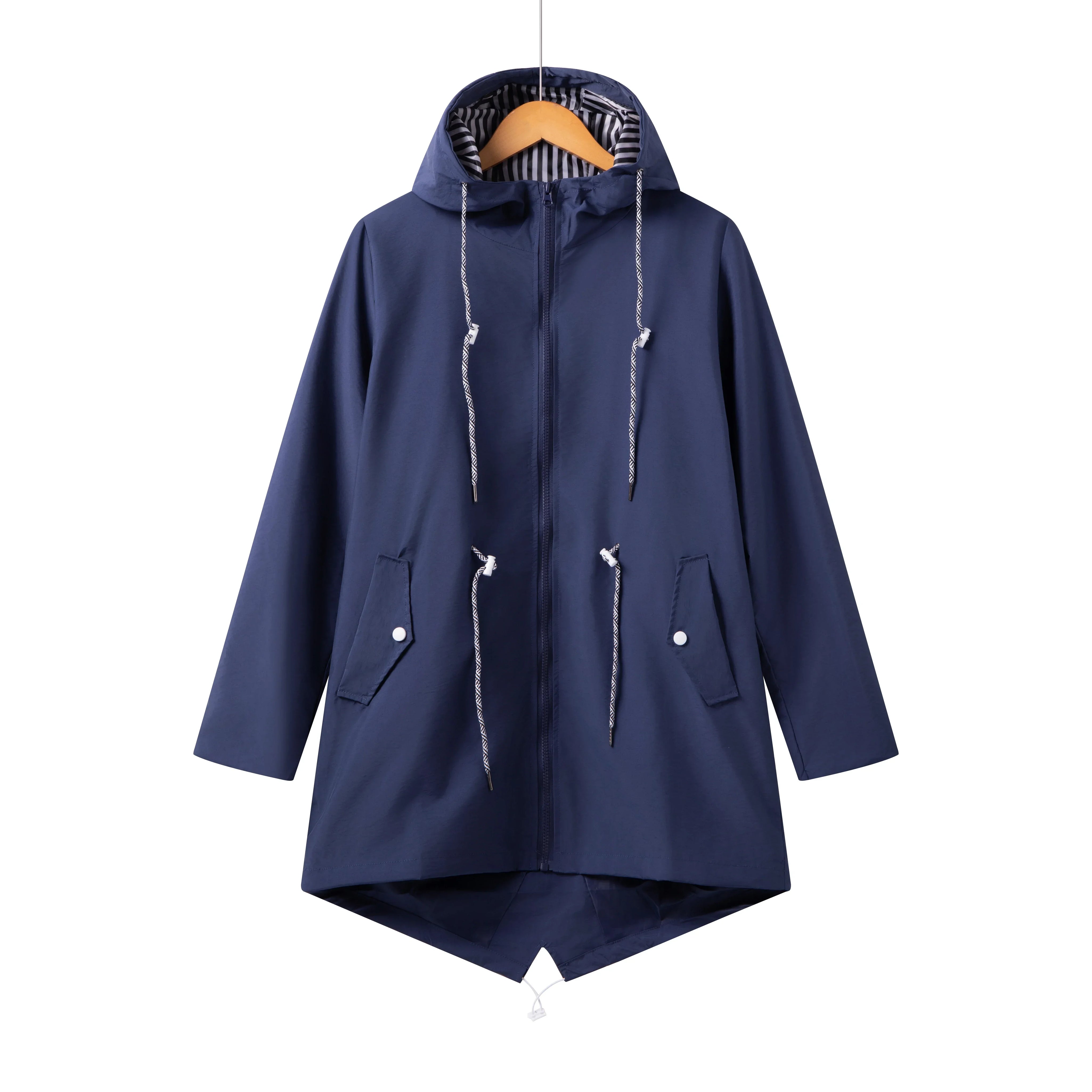 Giacca impermeabile blu scuro con cappuccio, chiusura a zip, coulisse e tasche frontali. Ideale per pioggia, moda outdoor, abbigliamento casual.