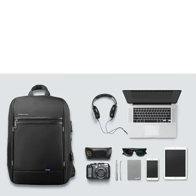 Zaino nero per laptop con accessori tecnologici: cuffie, fotocamera, laptop, smartphone, tablet, occhiali da sole. Ideale per viaggi e lavoro.