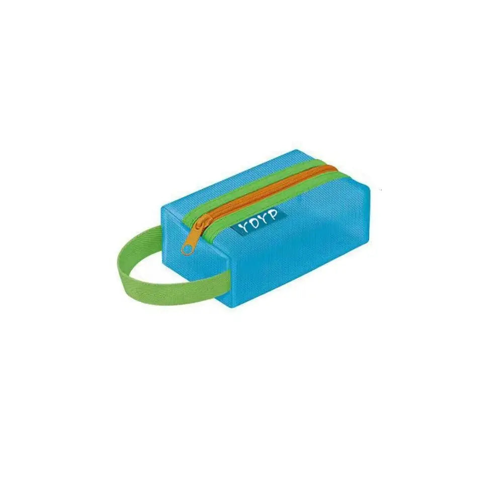 Astuccio portapenne blu con cerniera gialla e manico verde, design compatto e resistente, ideale per scuola e ufficio. Accessorio organizzativo pratico.