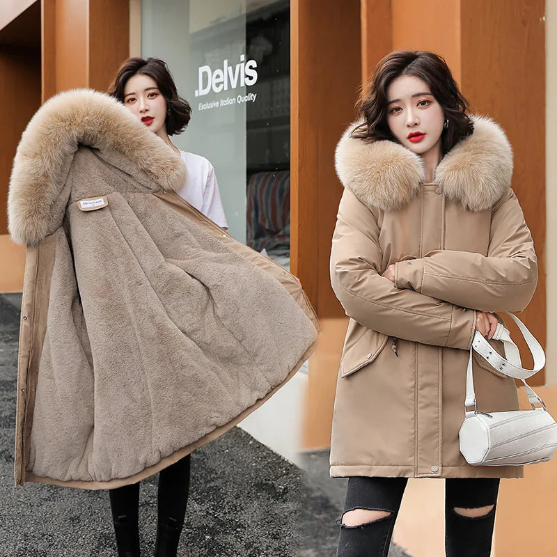 Giacca invernale da donna con cappuccio in pelliccia sintetica, colore beige, design elegante e caldo, perfetta per la moda invernale.