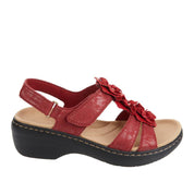 Sandalo rosso da donna con zeppa, cinturino regolabile e decorazioni floreali. Calzatura estiva comoda, ideale per passeggiate e look casual.