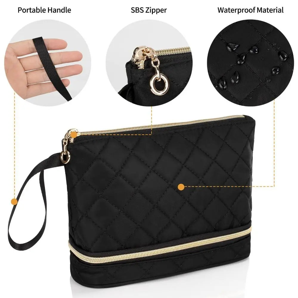 Borsa cosmetica nera impermeabile con manico portatile, cerniera SBS dorata e design trapuntato. Ideale per trucco e accessori da viaggio.