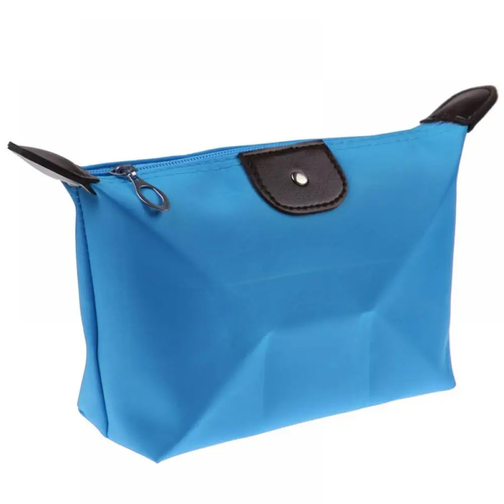 Borsa cosmetica blu con cerniera, dettagli in pelle marrone, design elegante e pratico. Ideale per viaggi e organizzazione trucco.