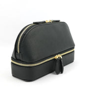 Astuccio in pelle nera con doppia cerniera dorata, design elegante e compatto, ideale per cosmetici o accessori da viaggio.
