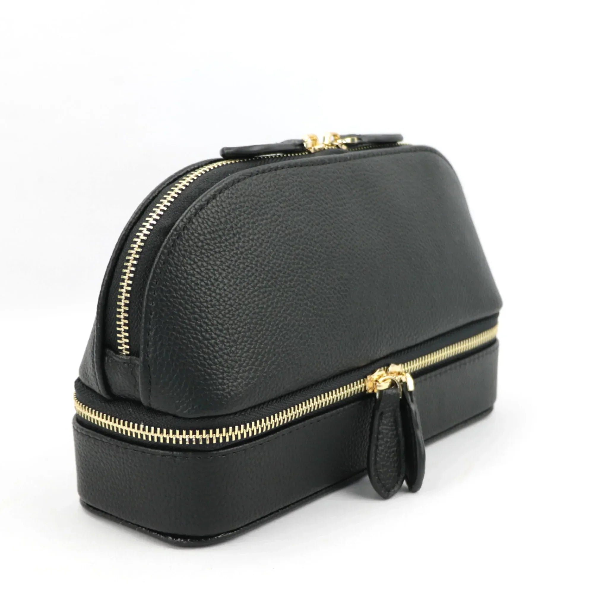 Astuccio in pelle nera con doppia cerniera dorata, design elegante e compatto, ideale per cosmetici o accessori da viaggio.
