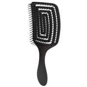 Spazzola per capelli nera con setole flessibili, design ergonomico e manico antiscivolo. Ideale per districare e lisciare tutti i tipi di capelli.