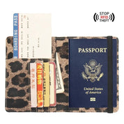 Portafoglio leopardato con passaporto USA, carte di credito e carta d'imbarco. Protezione RFID contro il furto di dati. Accessorio da viaggio elegante.