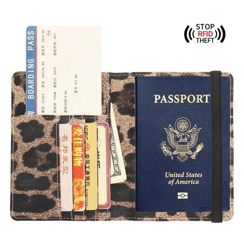 Portafoglio leopardato con passaporto USA, carte di credito e carta d'imbarco. Protezione RFID contro il furto di dati. Accessorio da viaggio elegante.