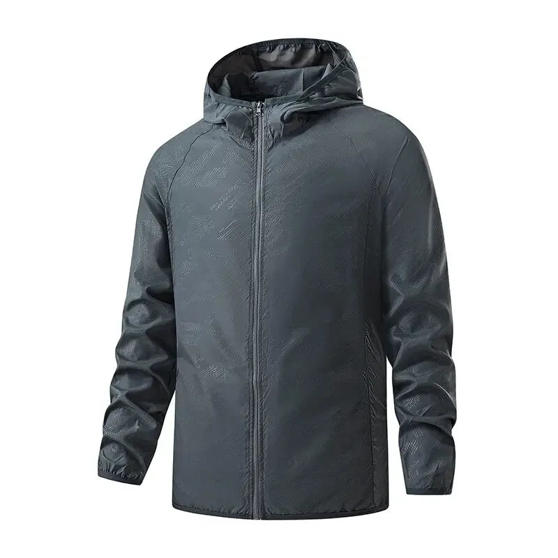 Giacca a vento impermeabile grigia con cappuccio, chiusura a zip, maniche lunghe, ideale per outdoor e sport. Design moderno e resistente.