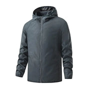 Giacca a vento impermeabile grigia con cappuccio, chiusura a zip, maniche lunghe, ideale per outdoor e sport. Design moderno e resistente.