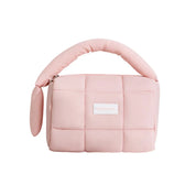 Borsa a mano trapuntata rosa, design moderno, manico imbottito, chiusura zip, ideale per moda femminile, accessorio elegante e versatile.