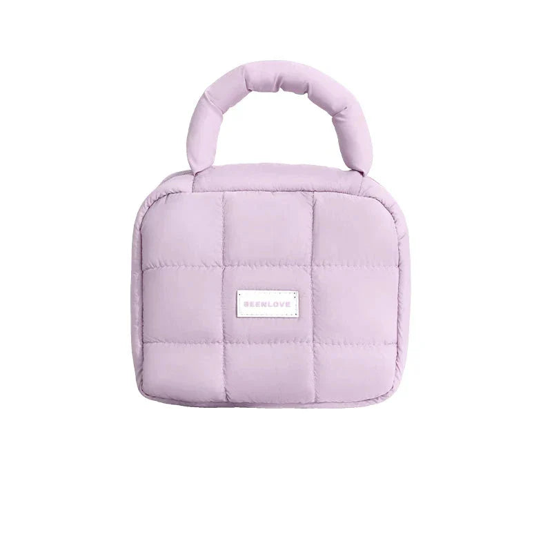 Borsa termica viola trapuntata con manico imbottito, design quadrato, etichetta frontale. Ideale per pranzo al sacco, picnic, viaggio.
