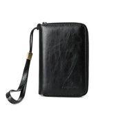 Portafoglio uomo in pelle nera con cerniera e cinturino, design elegante e compatto, accessorio moda maschile, ideale per carte e contanti.