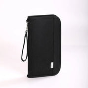 Custodia portadocumenti nera con cerniera e cinturino, design elegante e resistente, ideale per viaggi e organizzazione documenti.