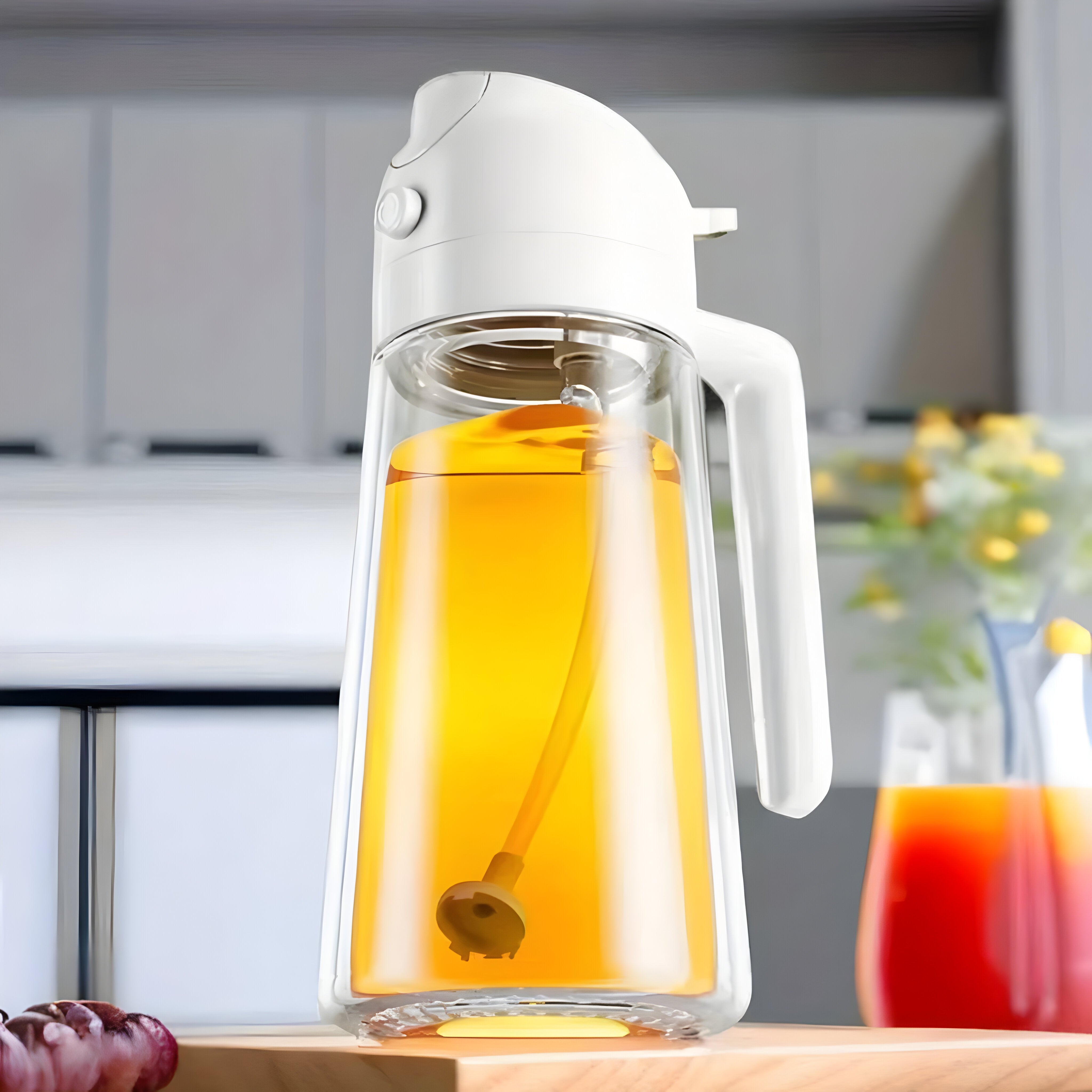 Caraffa in vetro trasparente con coperchio bianco, contenente succo d'arancia. Design moderno, ideale per cucina. Accessorio per bevande fresche.