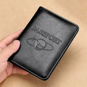 Custodia passaporto in pelle nera, design elegante con incisione globo, accessorio da viaggio essenziale, protezione documenti, portafoglio compatto.