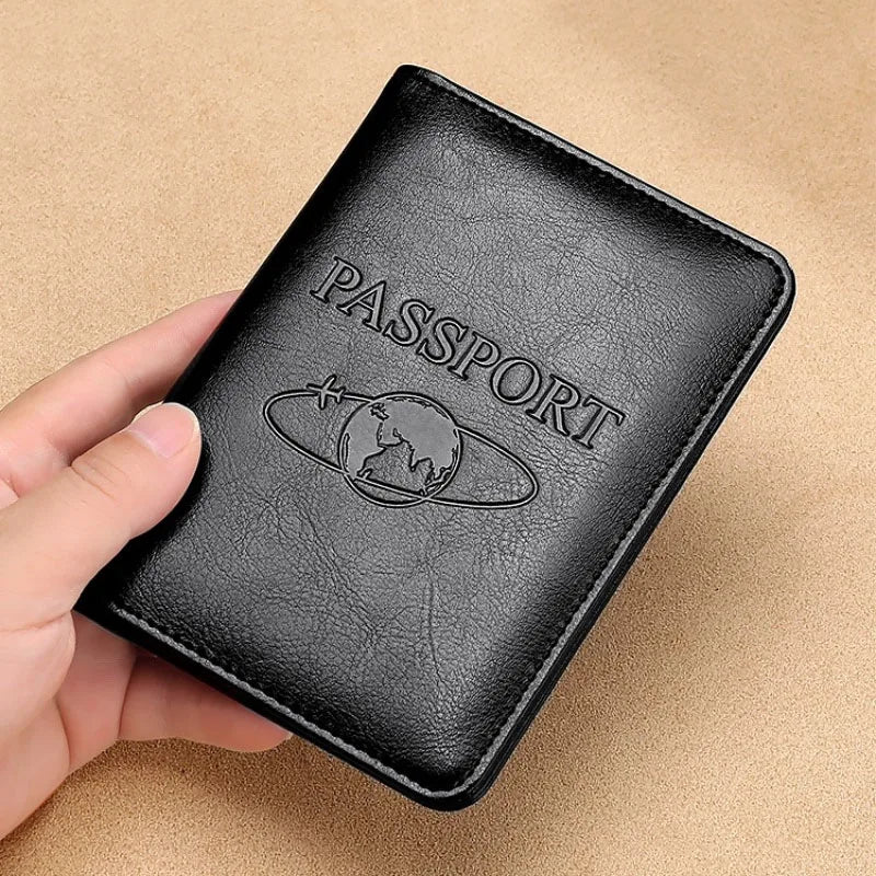 Custodia passaporto in pelle nera, design elegante con incisione globo, accessorio da viaggio essenziale, protezione documenti, portafoglio compatto.