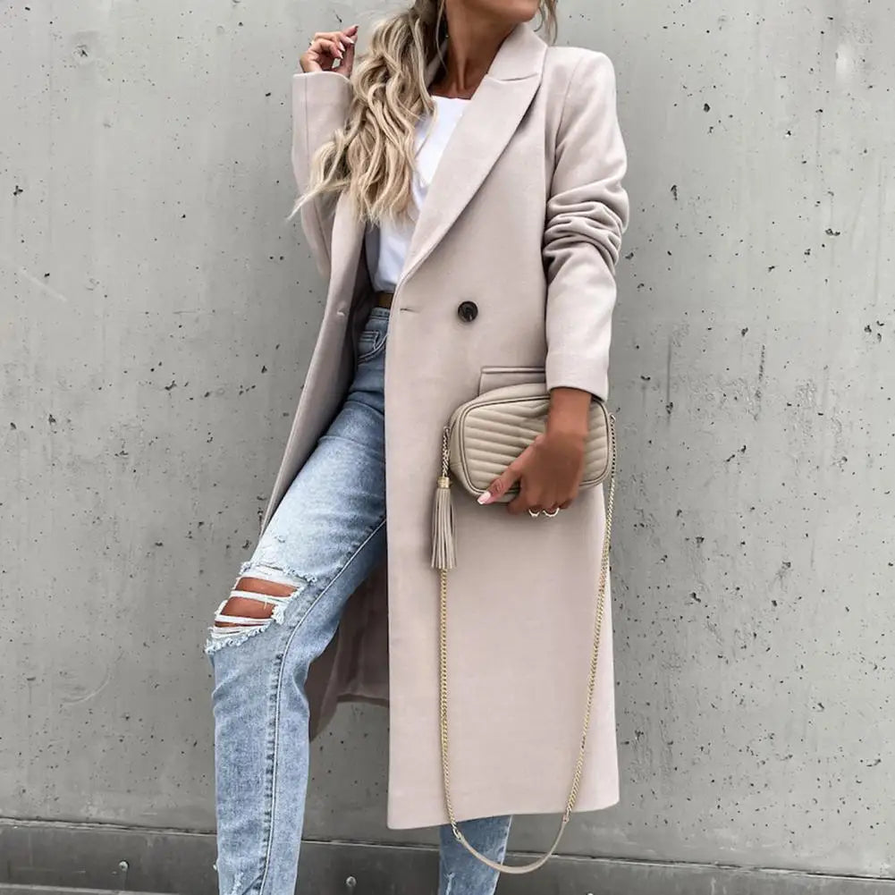 Cappotto beige elegante donna, abbinato a jeans strappati e borsa a tracolla trapuntata. Moda autunnale, stile casual chic.