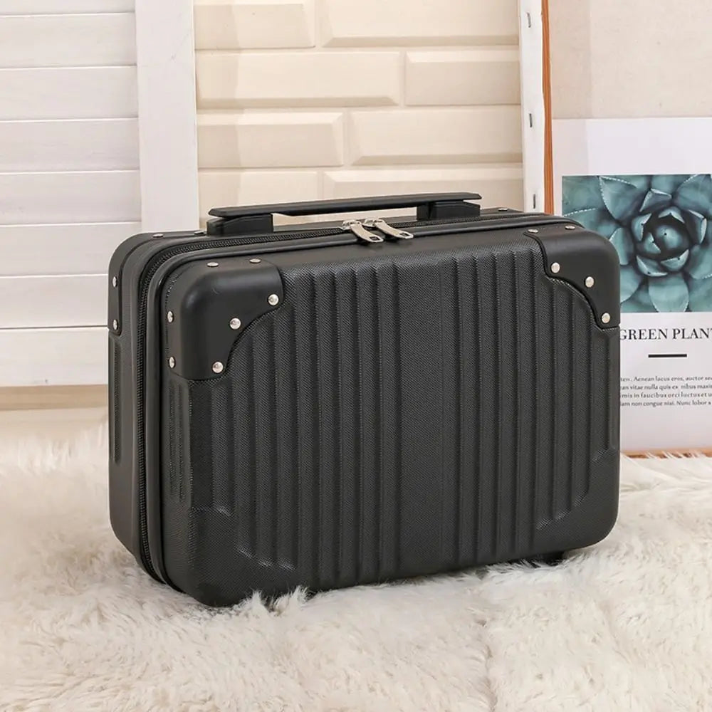 Valigia rigida nera su tappeto bianco, design moderno con angoli rinforzati, ideale per viaggi d'affari. Accessorio da viaggio elegante e resistente.