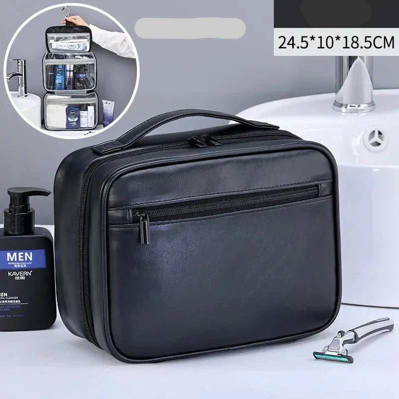 Borsa da toilette in pelle nera con zip, dimensioni 24.5x10x18.5 cm, accanto a rasoio e sapone da uomo. Ideale per viaggi e organizzazione bagno.