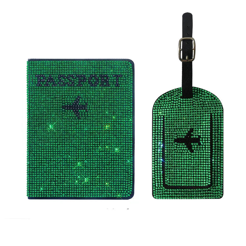 Portapassaporto e etichetta bagaglio verde con strass, design aereo. Accessori viaggio eleganti, ideali per viaggiatori moderni.
