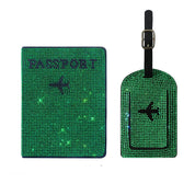 Portapassaporto e etichetta bagaglio verde con strass, design aereo. Accessori viaggio eleganti, ideali per viaggiatori moderni.