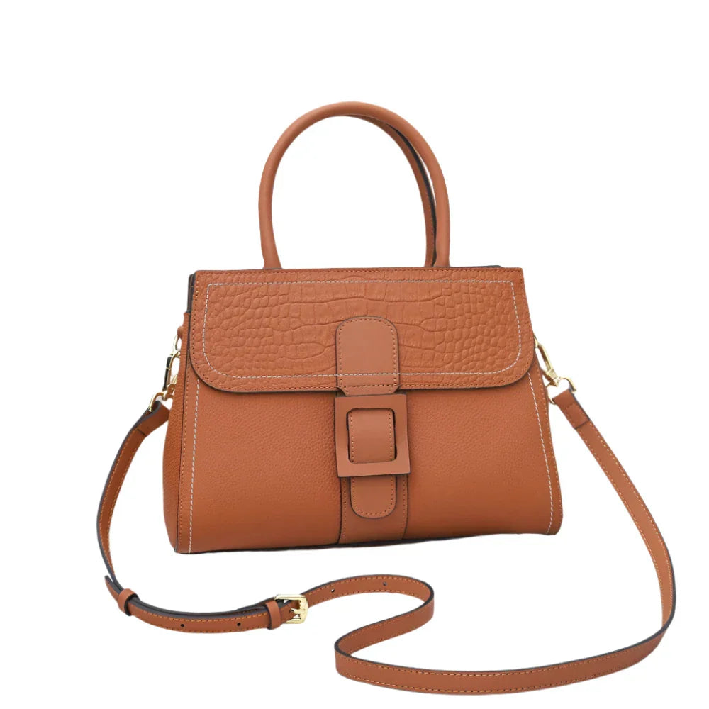 Borsa a mano in pelle marrone con tracolla regolabile, chiusura a fibbia, design elegante, ideale per moda donna e accessori di lusso.