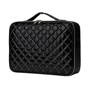 Custodia rigida nera trapuntata per cosmetici, con manico superiore e chiusura a zip. Design elegante e resistente, ideale per viaggi e organizzazione.