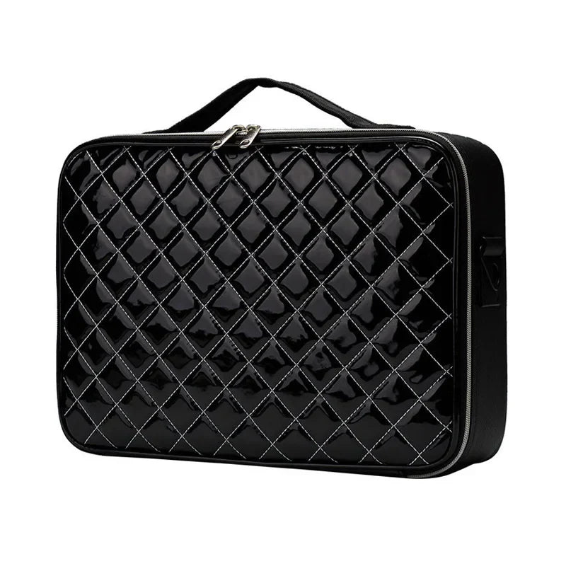 Custodia rigida nera trapuntata per cosmetici, con manico superiore e chiusura a zip. Design elegante e resistente, ideale per viaggi e organizzazione.
