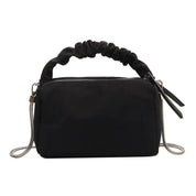 Borsa a tracolla nera elegante con manico arricciato, cerniera superiore e catena metallica. Accessorio moda donna, design moderno e versatile.