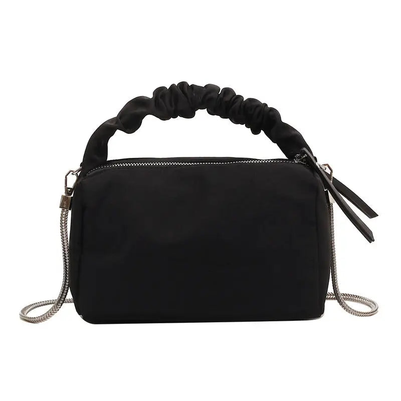 Borsa a tracolla nera elegante con manico arricciato, cerniera superiore e catena metallica. Accessorio moda donna, design moderno e versatile.