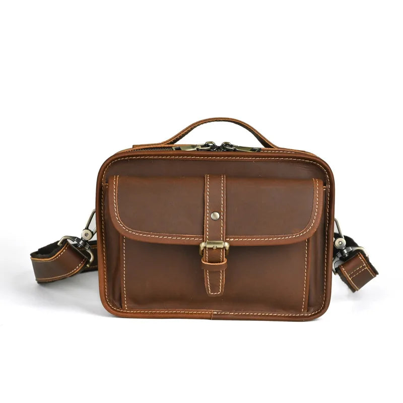 Borsa a tracolla in pelle marrone con tasca frontale e cuciture a contrasto, ideale per uomo, stile vintage, accessorio moda elegante e pratico.