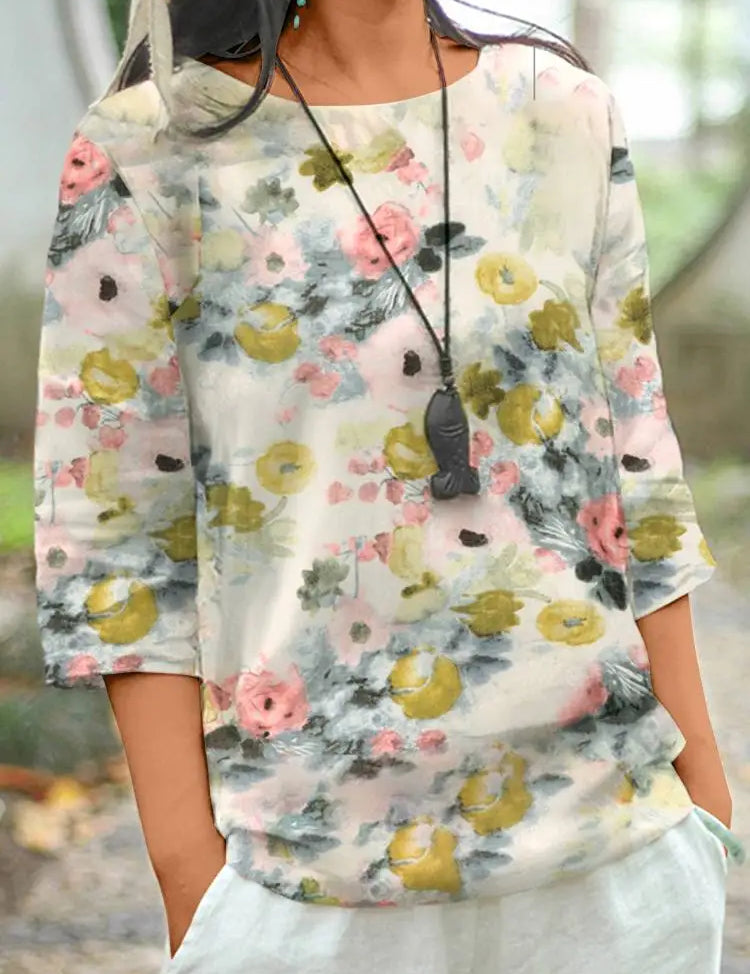 Blusa donna floreale, maniche a tre quarti, colori pastello, motivo fiori gialli e rosa, stile casual, perfetta per primavera estate.
