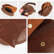 Borsa a tracolla in pelle marrone, design rotondo, chiusura a bottone, dettagli cuciture, tasche interne, ideale per accessori moda donna.