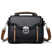 Borsa a tracolla in pelle nera con manico marrone, chiusura a scatto in metallo, design elegante e moderno, ideale per moda donna.