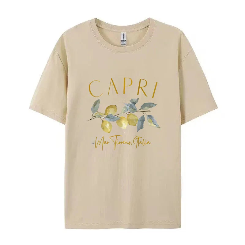Maglietta beige con stampa "Capri" e limoni, design ispirato al Mar Tirreno, Italia. Moda estiva, abbigliamento casual, t-shirt unisex.