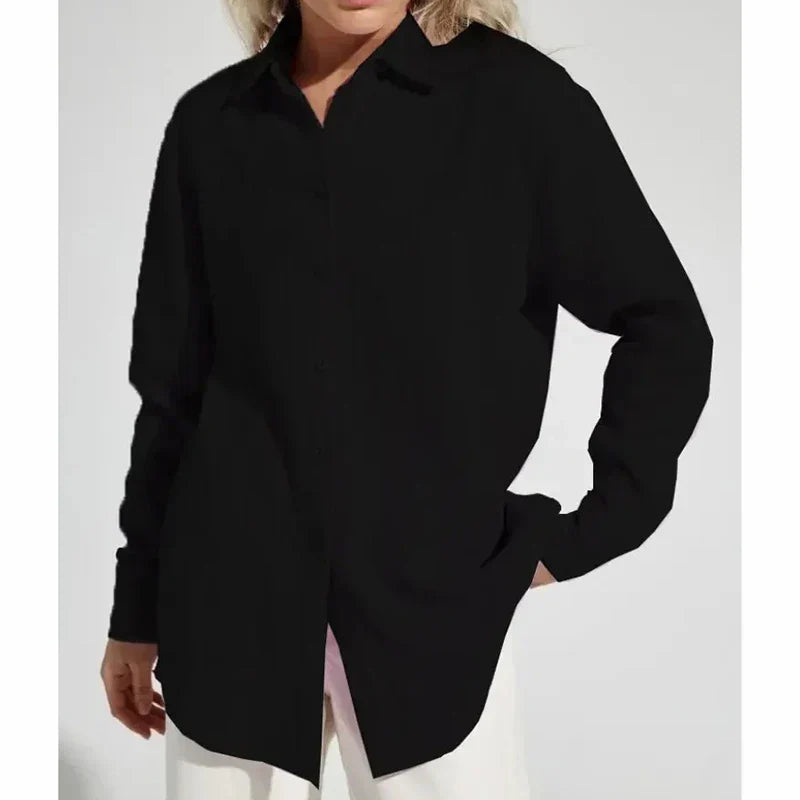 Camicia nera da donna, maniche lunghe, stile casual, tessuto morbido, perfetta per look eleganti e quotidiani. Ideale per moda autunnale.