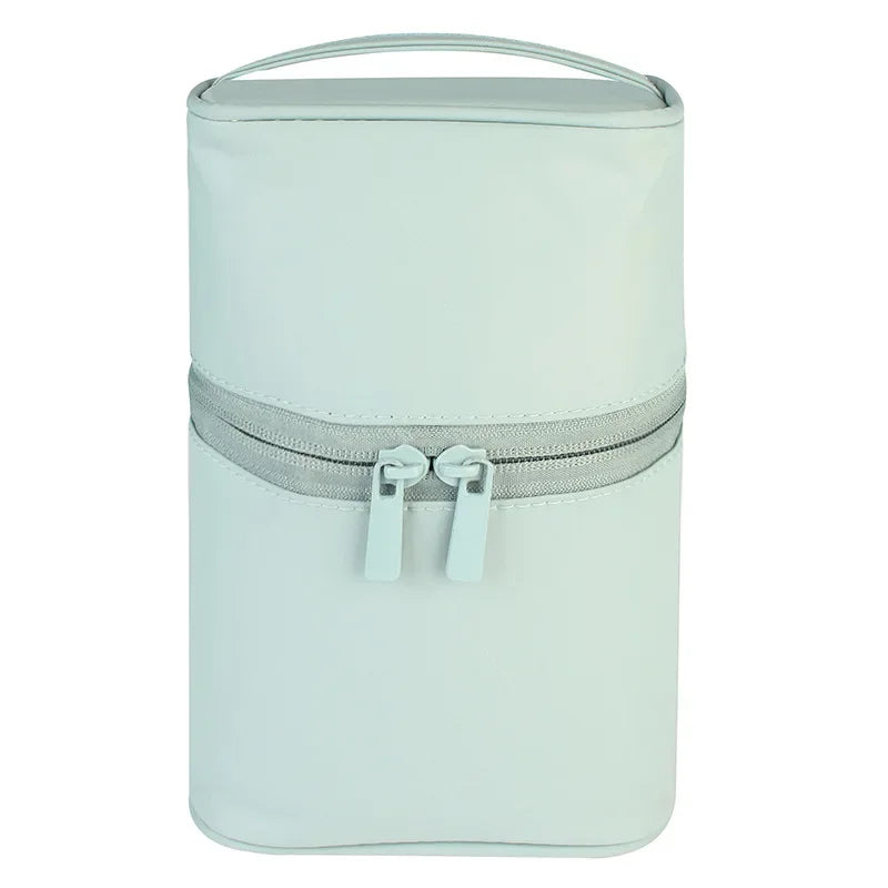 Astuccio portatile verde menta con cerniera, design compatto e manico superiore. Ideale per cosmetici o accessori da viaggio.