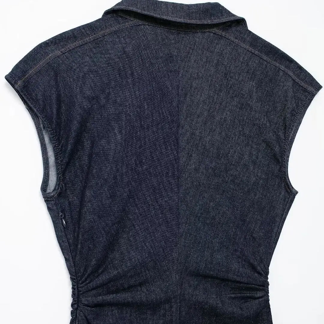 Gilet in denim scuro senza maniche, design moderno, cuciture visibili, ideale per moda casual e abbigliamento urbano.