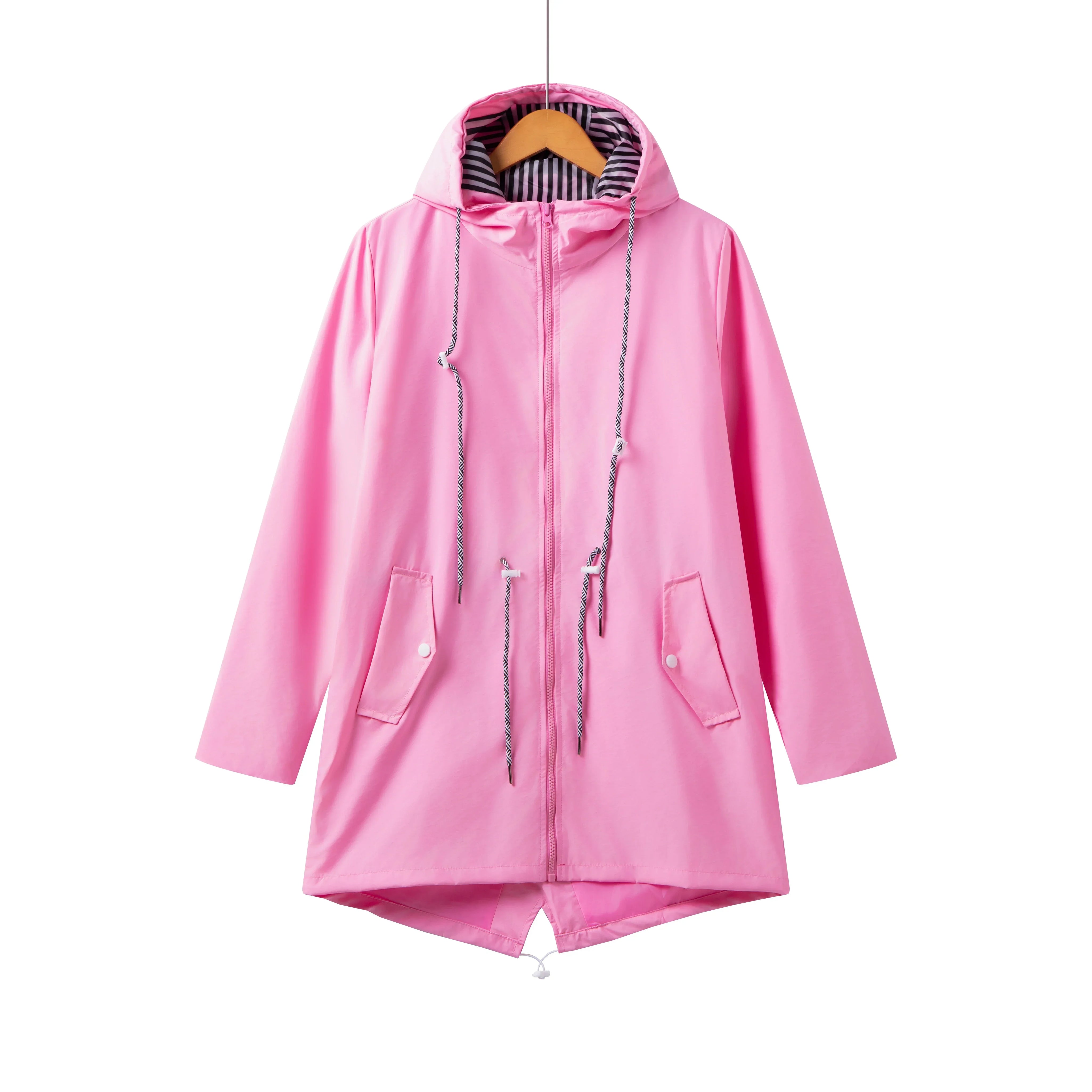 Giacca impermeabile rosa con cappuccio, cordini regolabili, tasche frontali e fodera a righe. Moda donna, abbigliamento outdoor, stile casual.