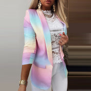 Giacca donna elegante multicolore pastello, abbinata a top in pizzo bianco e pantaloni bianchi. Moda femminile, abbigliamento trendy, stile casual chic.