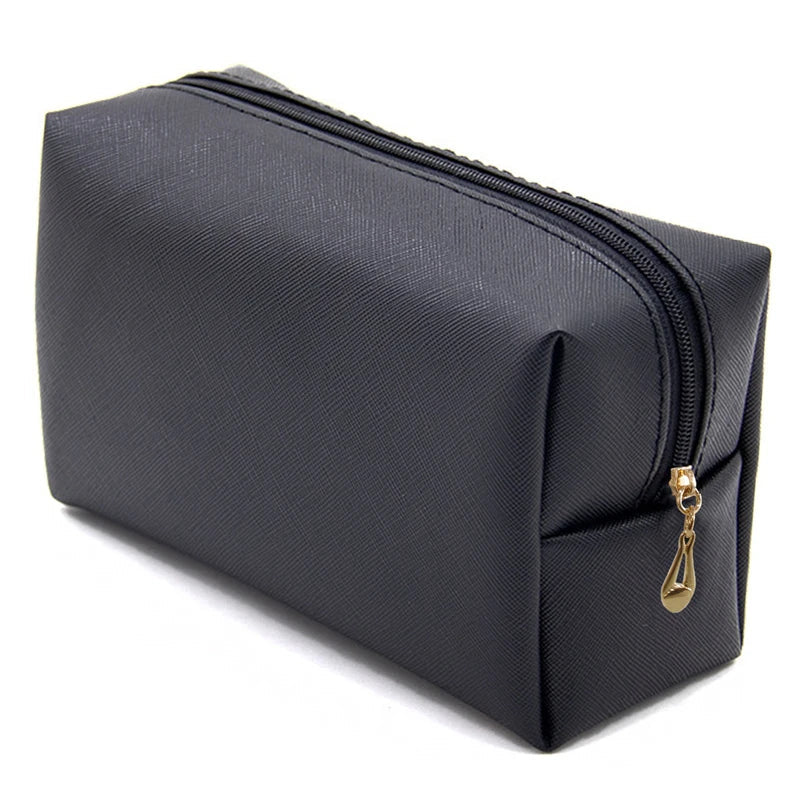 Astuccio nero in pelle sintetica con cerniera dorata, design elegante e compatto, ideale per cosmetici o articoli da viaggio.