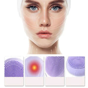 Donna con dispositivo di pulizia viso in silicone viola, dettagli di utilizzo e texture. Strumento skincare esfoliante, massaggio viso, cura della pelle.