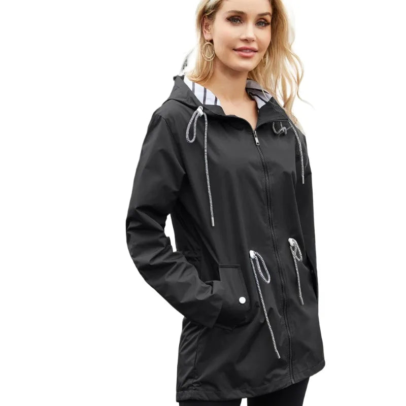 Giacca impermeabile nera da donna con cappuccio, cerniera frontale e tasche con coulisse. Elegante e pratica per la moda autunnale.