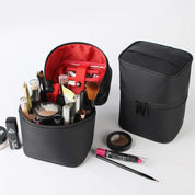 Astuccio nero per trucchi con cerniera, contenente pennelli, rossetti e cosmetici vari. Ideale per organizzare il make-up in viaggio.