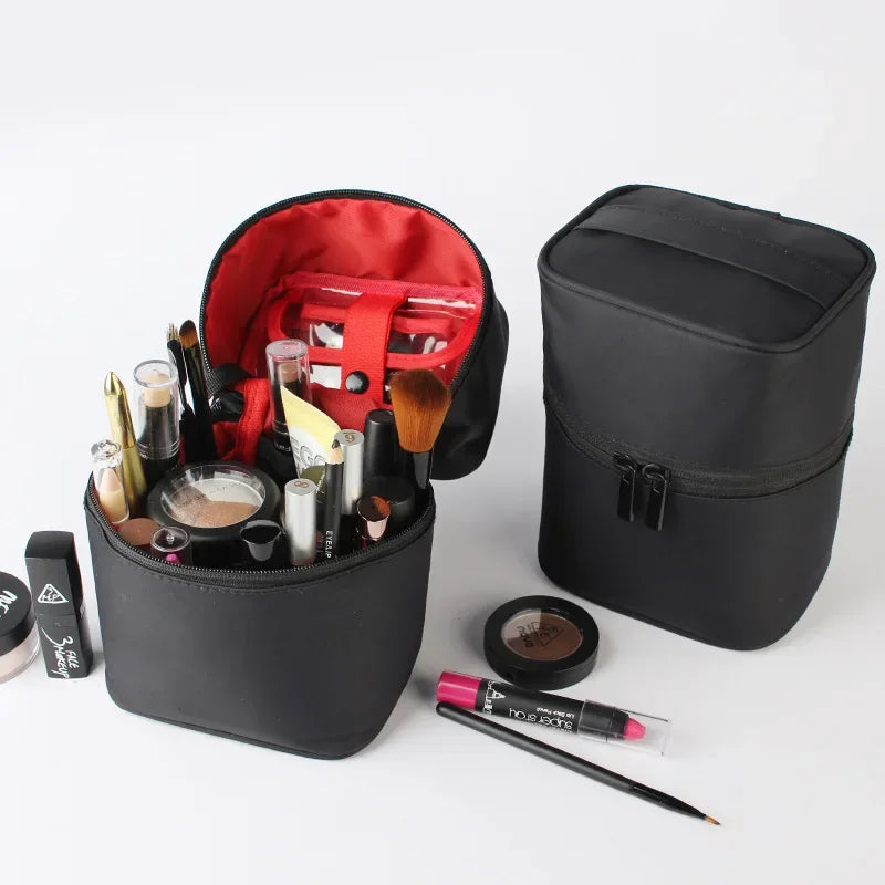 Astuccio nero per trucchi con cerniera, contenente pennelli, rossetti e cosmetici vari. Ideale per organizzare il make-up in viaggio.
