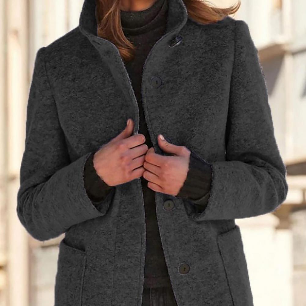 Giacca donna invernale grigia, elegante e calda, con collo alto e bottoni, ideale per moda autunno-inverno. Perfetta per look casual e formali.